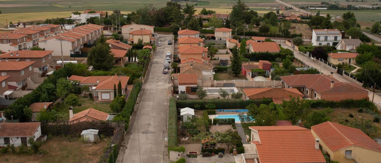 Vista de Arcenillas desde lo alto del depósito de agua, desde donde se avistan algunas psicinas. | E. Fraile