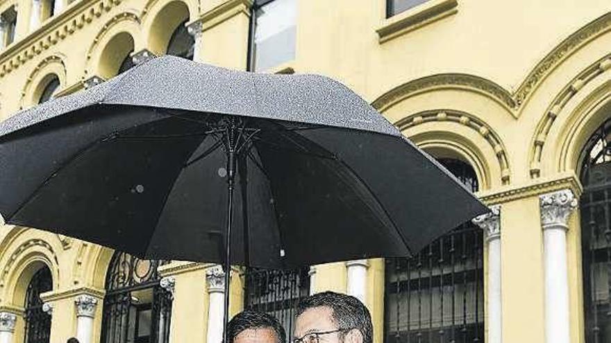 Javier Fernández recibe a Núñez Feijóo, ayer en Asturias.