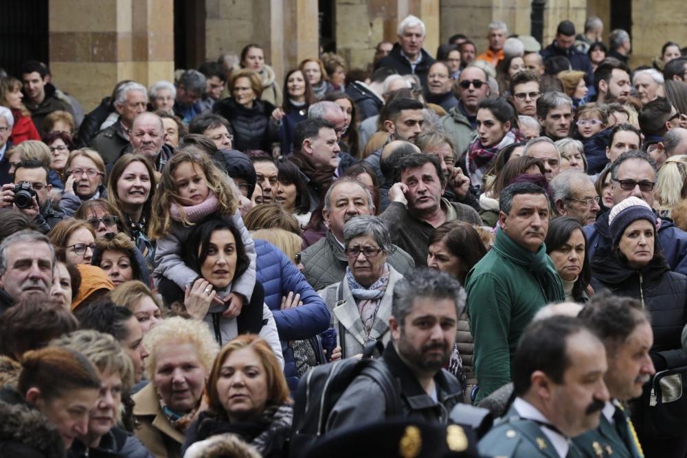 La lluvia obliga a dar la vuelta a la procesión ovetense del Santo Entierro