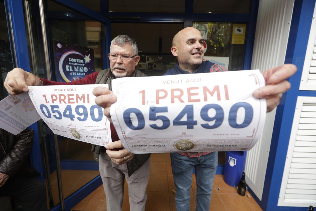 Gordo de la Lotería en Barberà del Vallés. El lotero Alfonso Ibáñez, de la administración 2 de la localidad, celebra haber vendido 5 series del gordo de la Lotería.