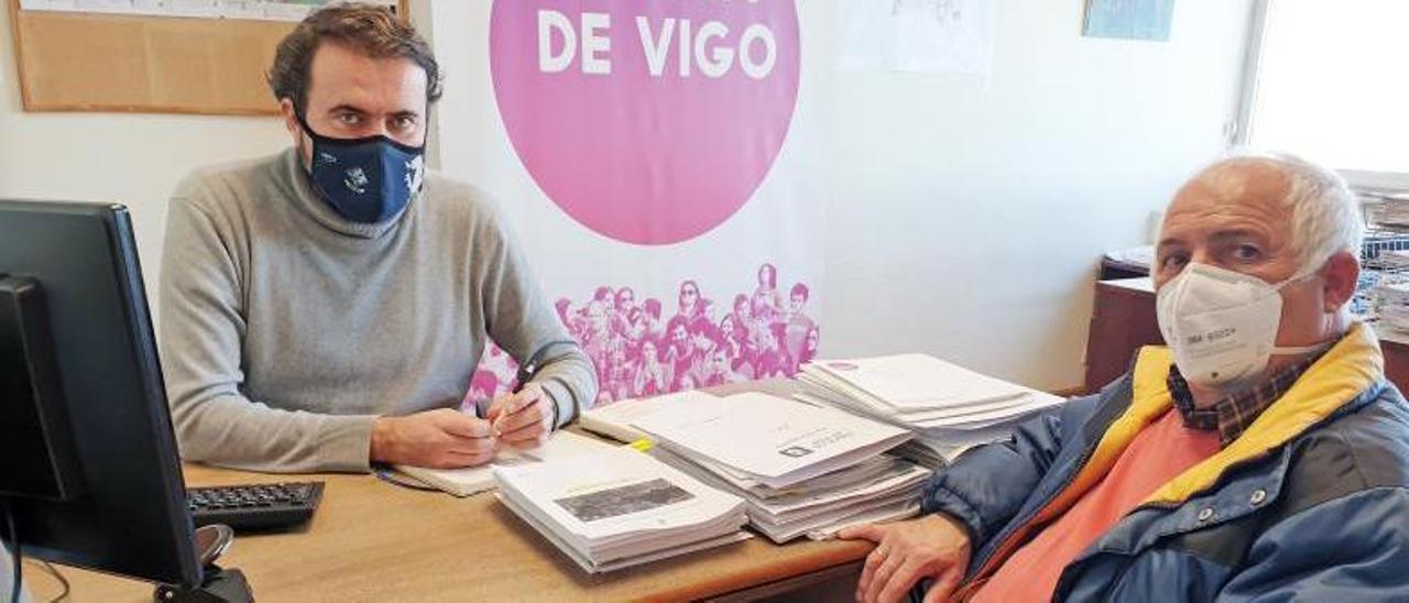 Rubén Pérez y Balbino Barcia, ayer en el Concello de Vigo.   | Marta G. Brea