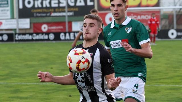 Dani Pereiro, del Coruxo, presiona a un jugador del Escobedo en el partido de O Vao. |  José Lores