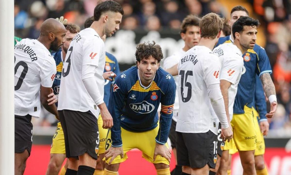 José Copete, en una acción de defensa de un saque de esquina del Espanyol