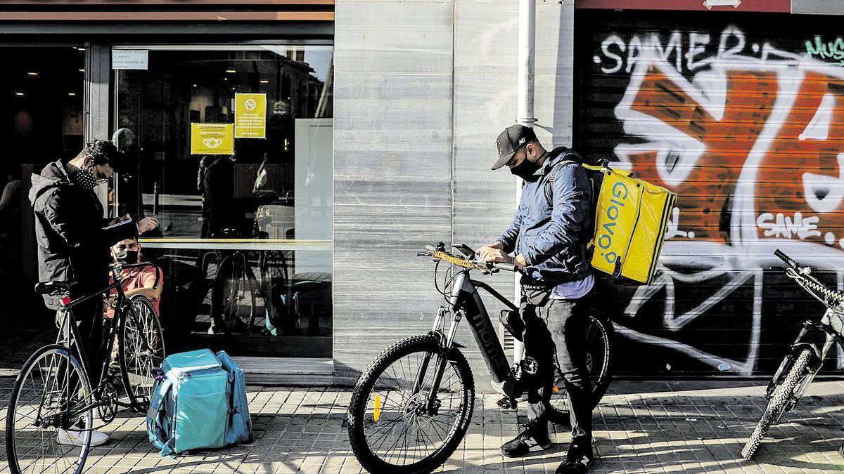 Un grupo de riders espera sus mercancías en Barcelona.