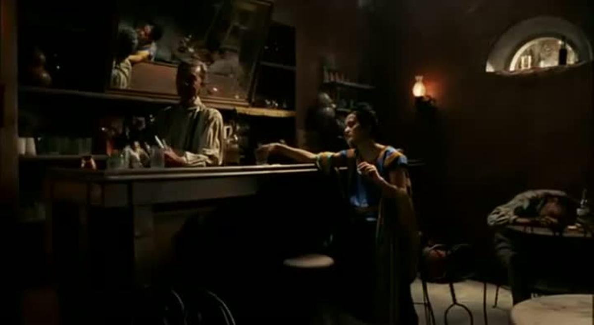 Chavela Vargas canta ’La llorona’ a la pel·lícula ’Frida’, amb Salma Hayek.