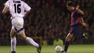 Xavi, en una imagen contra el United en Old Trafford, en septiembre de 1998