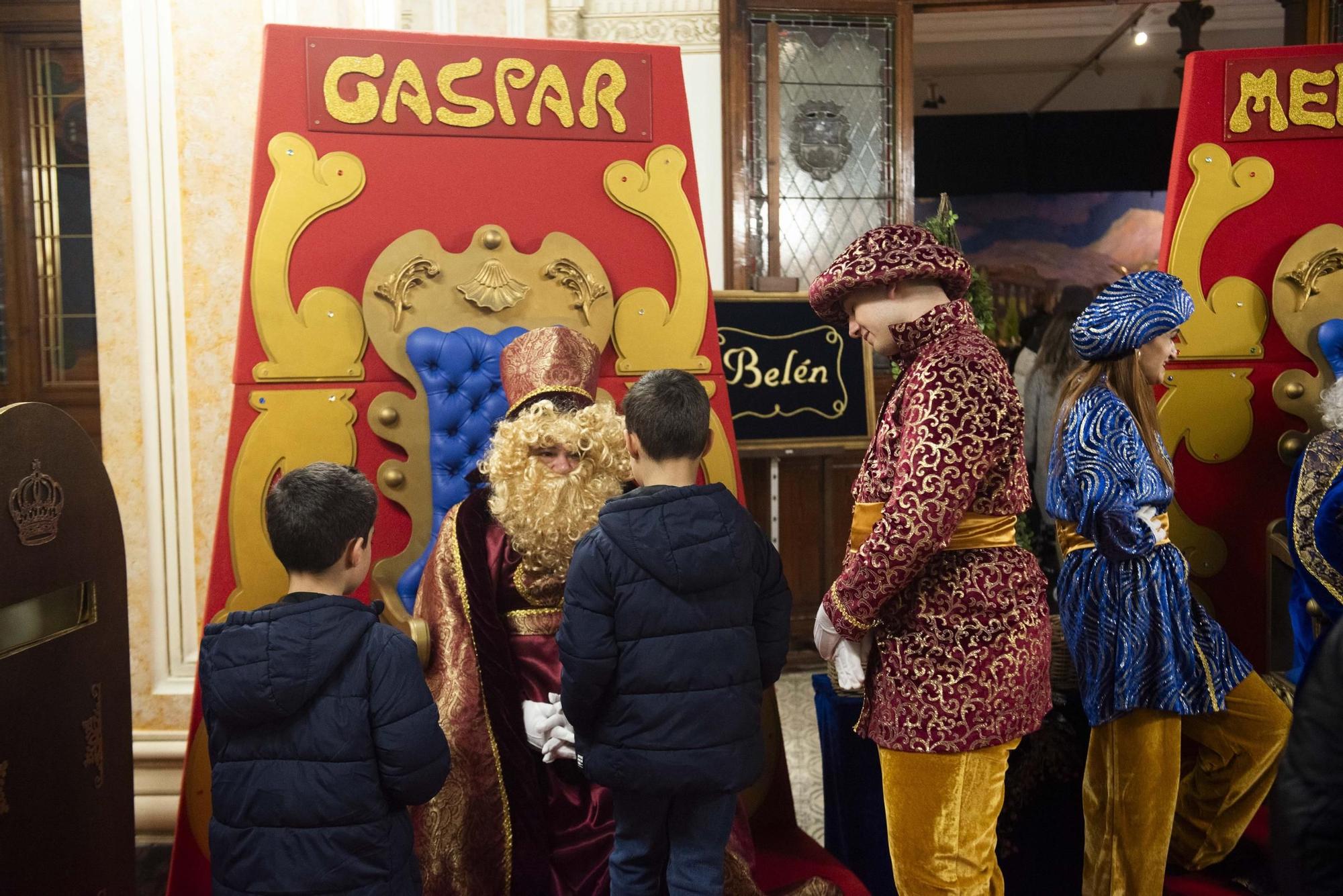 Los Reyes Magos ya reciben a los niños en María Pita