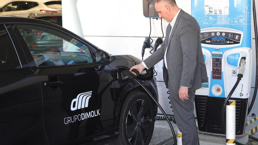 Un usuario carga un coche eléctrico. | Iago López