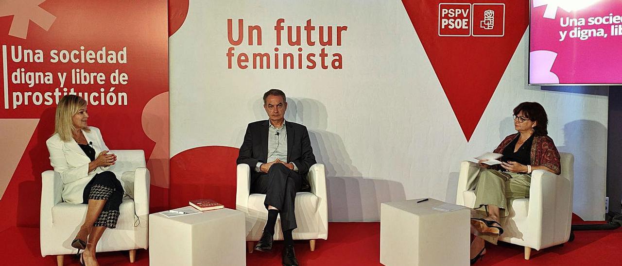 El expresidente Zapatero defiende una ley contra la prostitución junto a la consellera Bravo.  | FERNANDO BUSTAMANTE