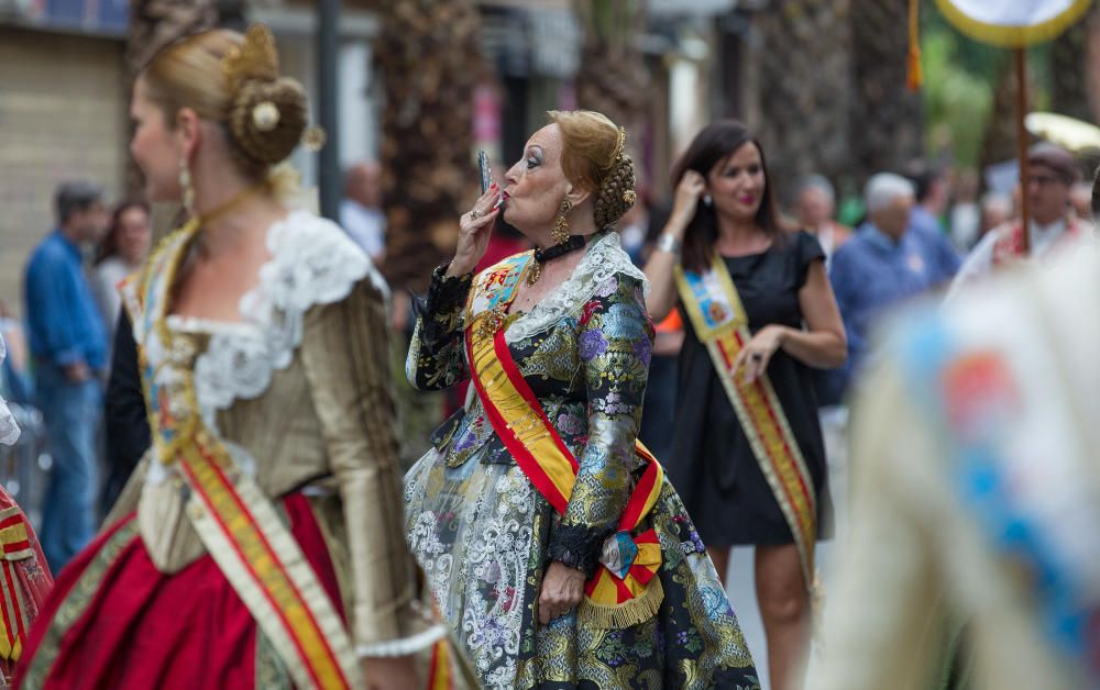 La apertura de las Hogueras del 90 aniversario resultó espectacular, con una gran participación de las comisiones, de veteranos festeros y de las Belleas del Foc.