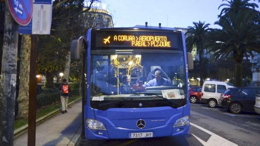 Autobús que une el aeropuerto con la ciudad, en su parada de la calle Entrejardines.