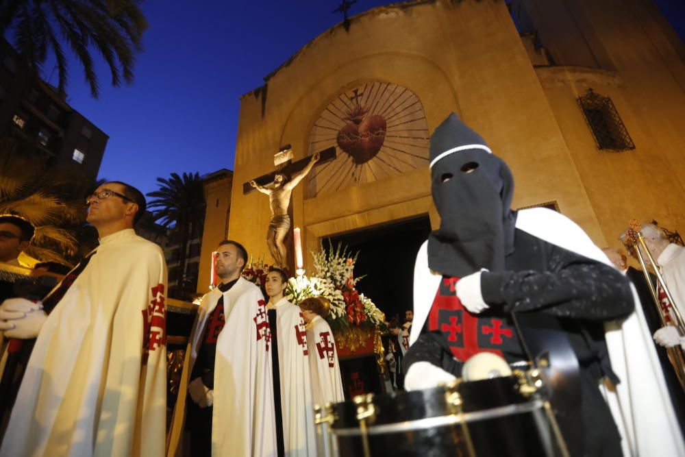 Elche se echa a la calle para acompañar a la Mare de Déu de les Bombes