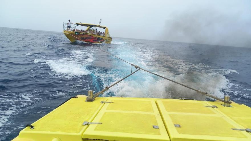 Remolcan un barco turístico a la deriva cerca de la Isla de Lobos