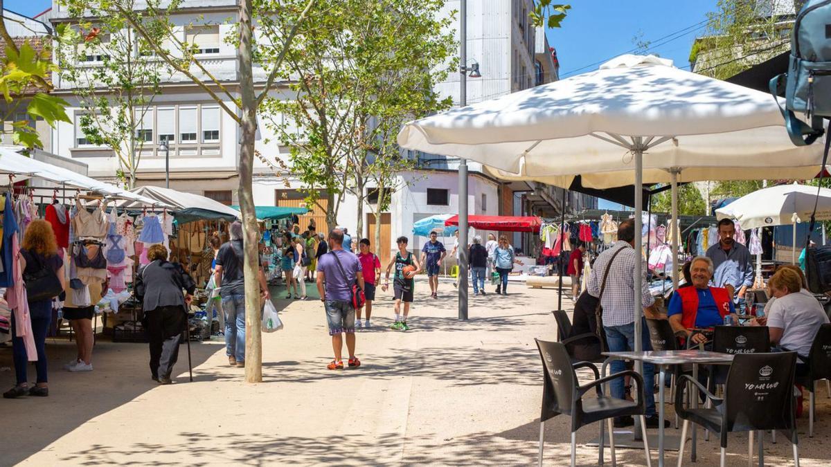 Visitantes en el mercado de ayer en la Praza da Feira. |  //BERNABÉ