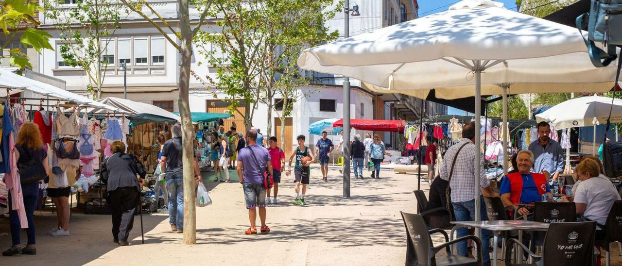 Visitantes en el mercado de ayer en la Praza da Feira. | //BERNABÉ