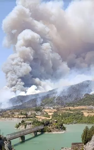 El testimonio de los vecinos aislados por el incendio de La Peña (Huesca) y sin dormir para ayudar en la extinción: "Daba terror ver cómo los pinos ardían como antorchas"