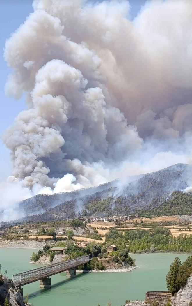 El testimonio de los vecinos aislados por el incendio de Huesca y sin dormir para ayudar en la extinción: "Daba terror ver cómo los pinos ardían como antorchas"
