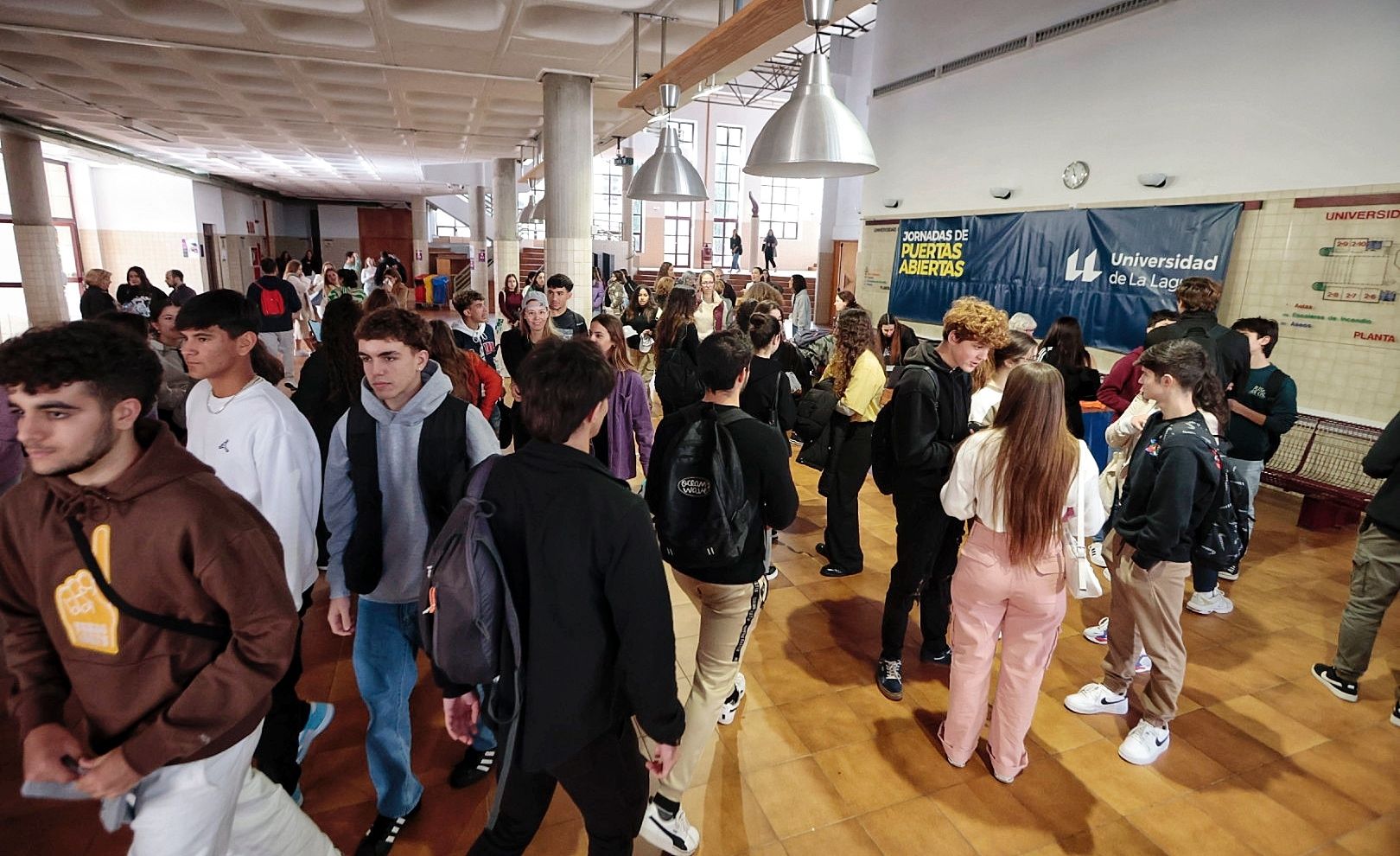 Decenas de alumnos en el Aulario General del Campus Guajara