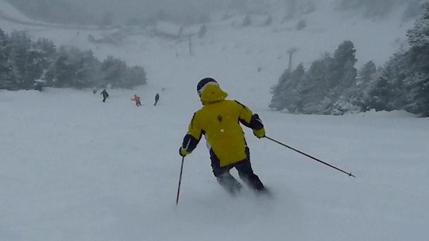 Un esquiador, aquest dijous a la Masella.