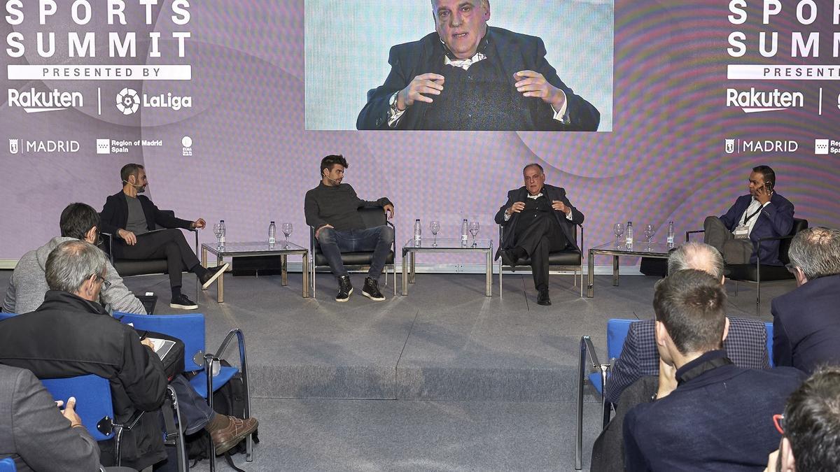 El presidente de LaLiga, Javier Tebas, y el jugador del FC Barcelona Gerard Piqué, durante la Kosmos Sports Summit de 2019