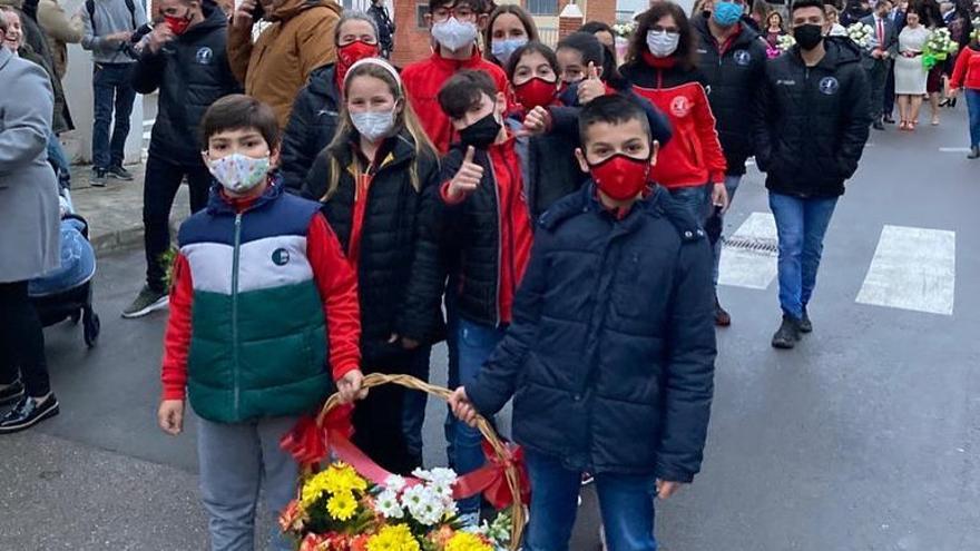 Los más jóvenes deportistas del club, camino del santuario.