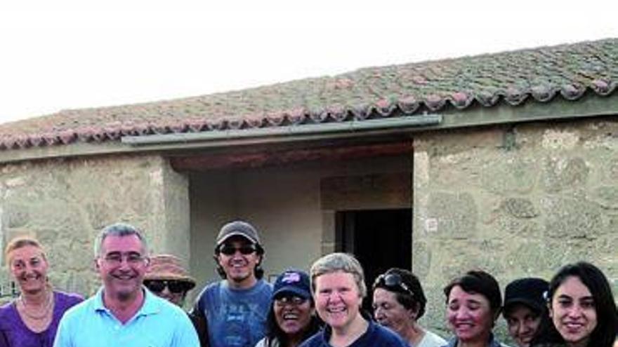 Los vecinos y los peregrinos portan una bandera ecuatoriana.