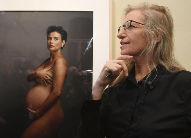 La fotógrafa Annie Leibovitz con el retrato de Demi Moore