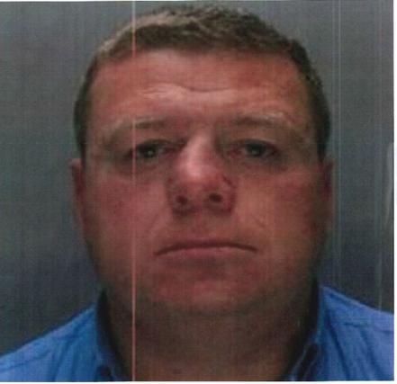 MARK QUINN, 52 AÑOS, DE LIVERPOOL. En busca y captura como sospechoso de suministrar anfetaminas. Entre agosto de 2013 y abril de 2014, Quinn estuvo supuestamente involucrado en un grupo de crimen organizado relacionado con la producción, transporte y distribución de anfetaminas, con un valor de reventa que superaba los 11 millones de libras. Descripción: altura de 175 cm, constitución grande, pelo corto y castaño.