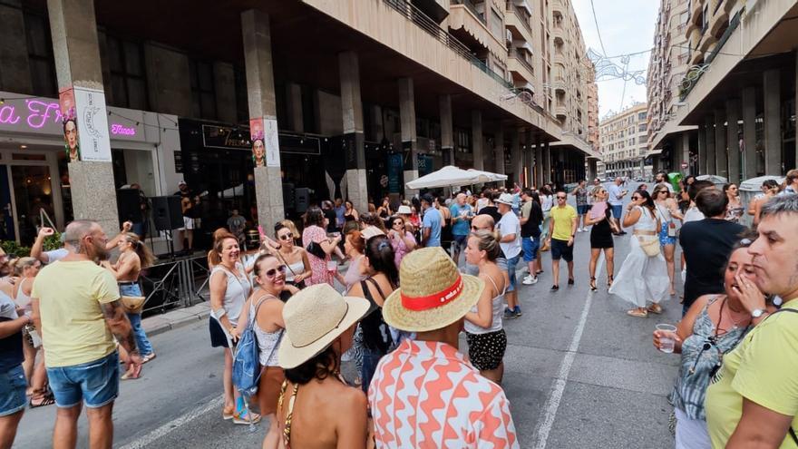 El calor no puede con el tardeo en las Fiestas de Elche