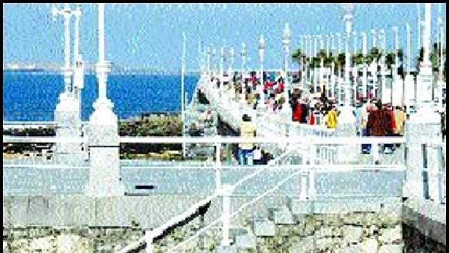 Ambiente ayer en el «tostaderu» y el paseo del Muro.