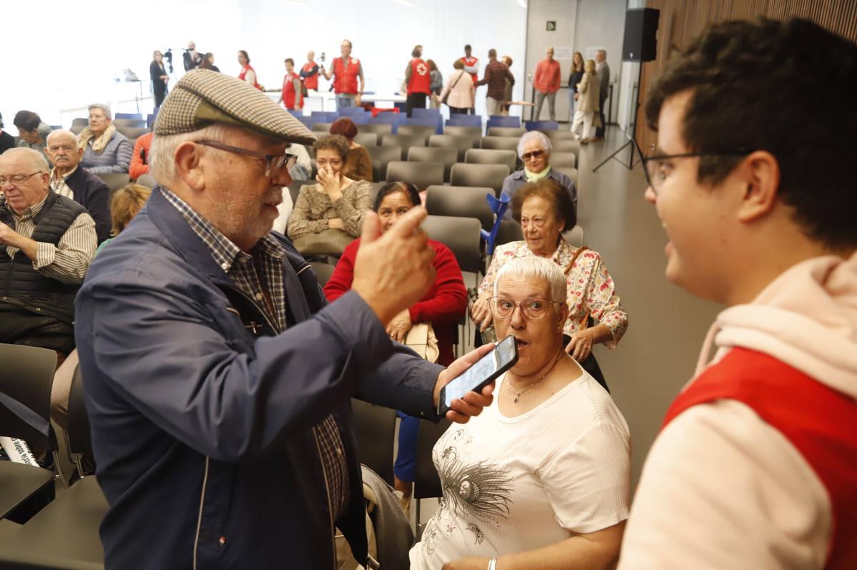 A.J.González Córdoba actividad impulsada por Cruz Roja, la Asociación Somos Digital y la Asociación Española de Banca, dirigida a acercar la banca digital a las personas mayores