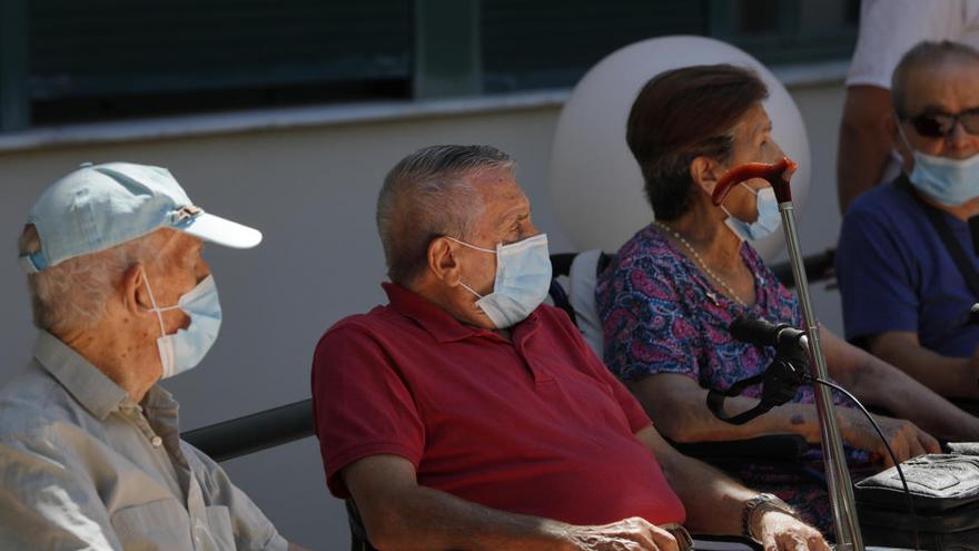 ¿Tengo que llevarla en la playa?, ¿puedo celebrar una boda?: preguntas y respuestas sobre el uso de la mascarilla en Asturias