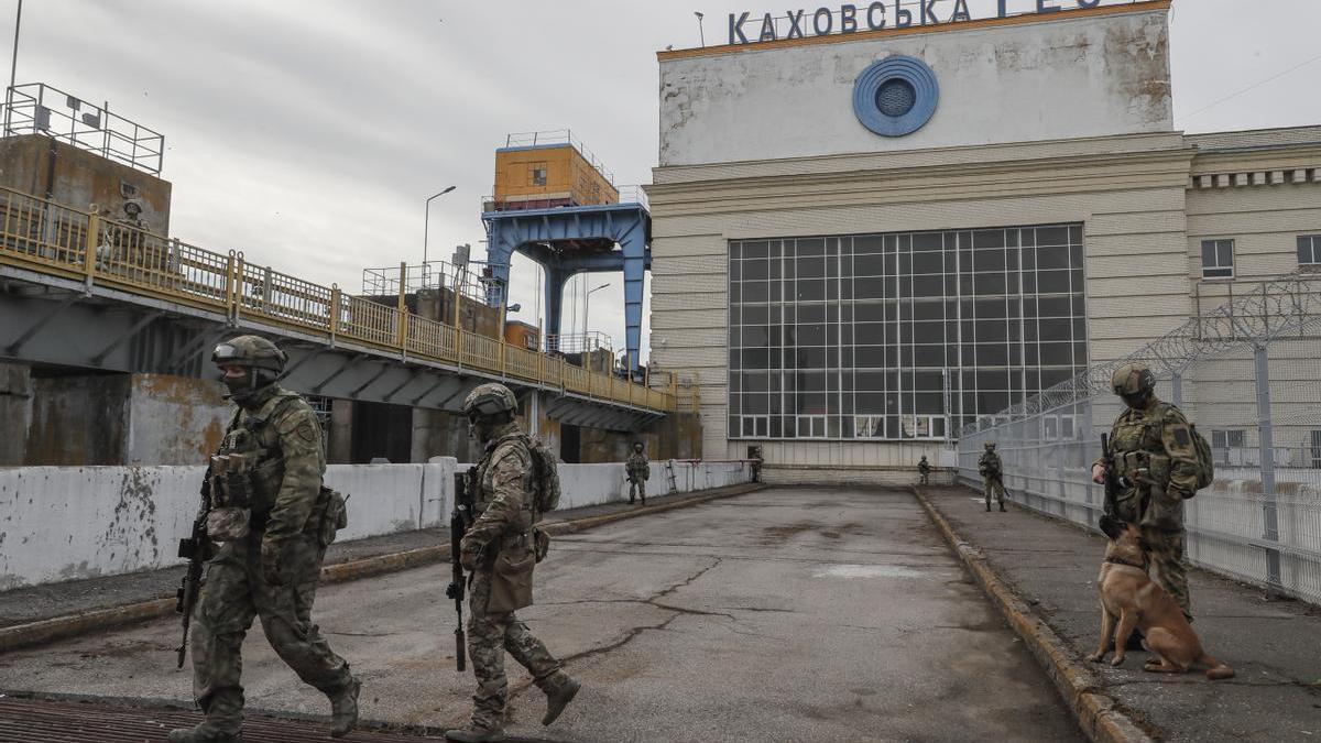 Soldados rusos vigilan las instalaciones de una hidroeléctrica en Nova Kajovka, cerca de Jersón, en mayo pasado.