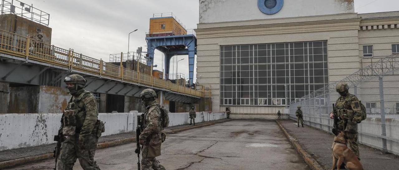 Soldados rusos vigilan las instalaciones de una hidroeléctrica en Nova Kajovka, cerca de Jersón, en mayo pasado.