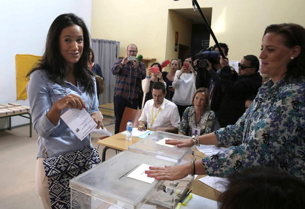 La candidata de Ciudadanos al Ayuntamiento de Madrid, Begoña Villacís, ha votado en el Centro Cultural Tamara Rojo de Villanueva del Pardillo.