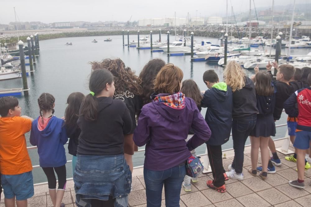 Botadura de chalanas de cartón en Marina Yates, en Gijón