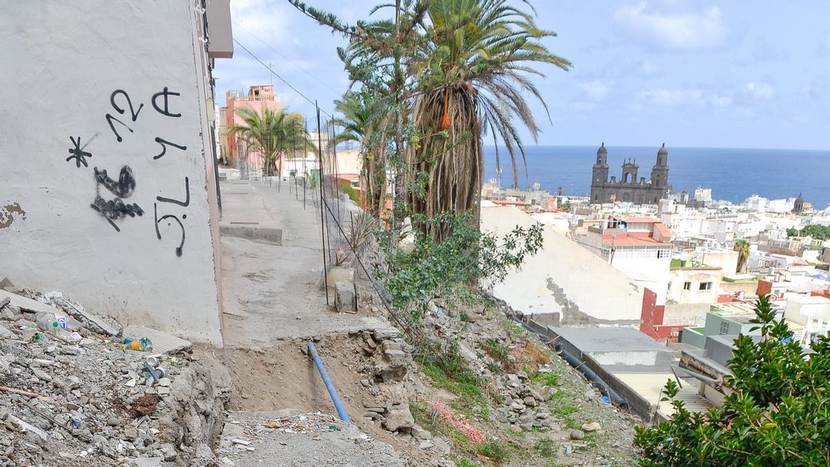 Comienzan las obras de reparación del muro de la calle Cantabria - La  Provincia