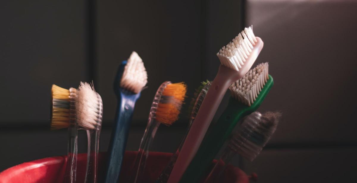Los niños ponen mucha pasta de dientes en el cepillo y puede ser peligroso