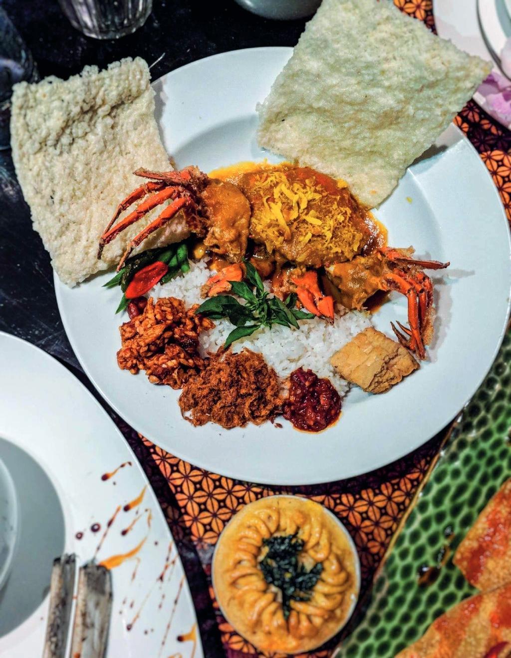Hay que prepararse para degustar cocina javanesa de altura. Solo el nasik kare kepiting consiste en pinzas de cangrejo al curry en el restaurante Dapur Babah Elite