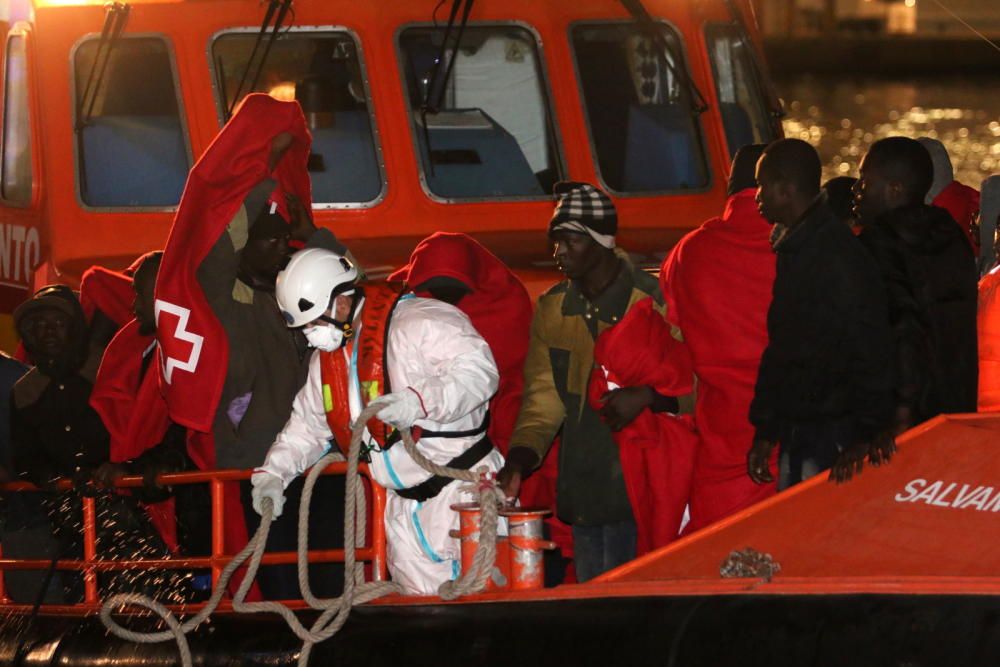 Llegan al puerto de Málaga más de cien inmigrantes rescatados