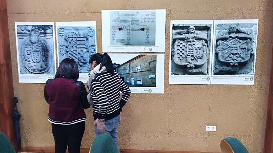 Exposición del proyecto en las XIX Xornadas de Xenealoxía heráldica e nobiliaria de Galicia, celebradas en la Escola de cantería de Pontevedra, en Poio. // Cedida