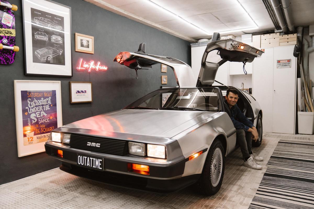 Algunos, como el que hoy conduce por las calles de Madrid, estuvieron pintados de colores con el fin de distanciarse del original.