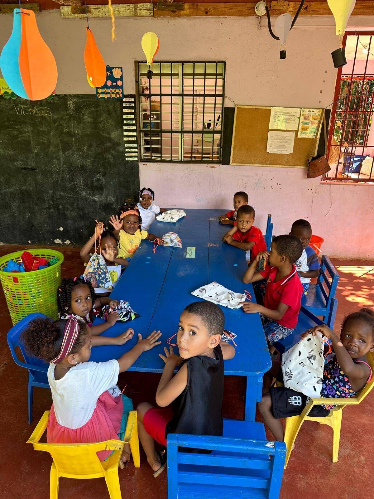Imatges del voluntariat de Tiana Catany, d'Artés, en una escola de la República Dominicana Imatges del voluntariat de Tiana Catany, d'Artés, en una escola de la República Dominicana