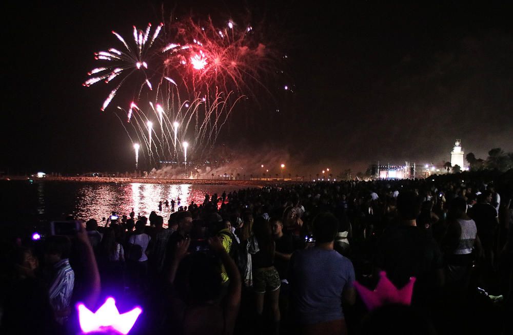 Como es tradición, el espectáculo pirotécnico da paso a días de fiesta en Málaga. Y como cada año, cientos de jóvenes siguieron los fuegos desde la playa de La Malagueta