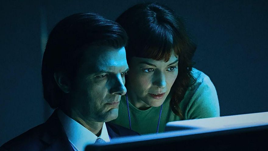 Adam Scott i Britt Lower, en una imatge de la segona temporada de ‘Separación’.