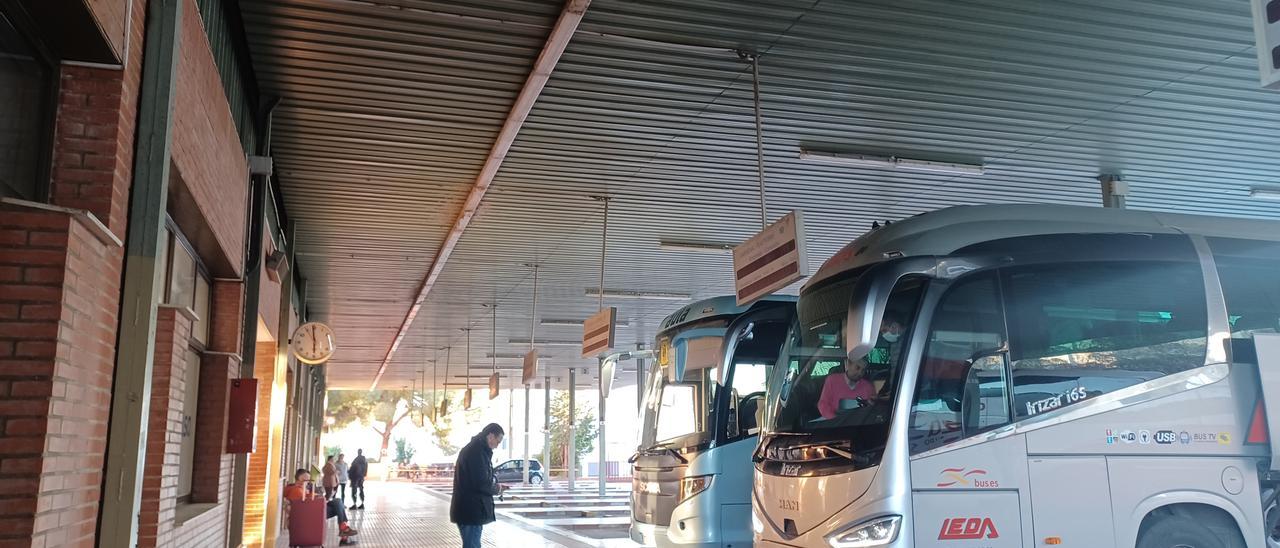 Autobuses y usuarios en la estación de Mérida.