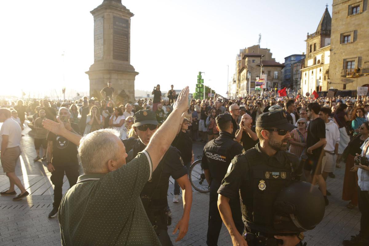 En imágenes: unas 200 personas en la contramanifestación de la plaza del Marqués en Gijón