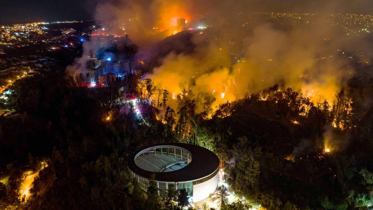 Trágico incendio forestal afecta los cerros de Viña del Mar, en la Región de Valparaíso, Chile, con 2 muertos y unas 400 viviendas resultaron dañadas