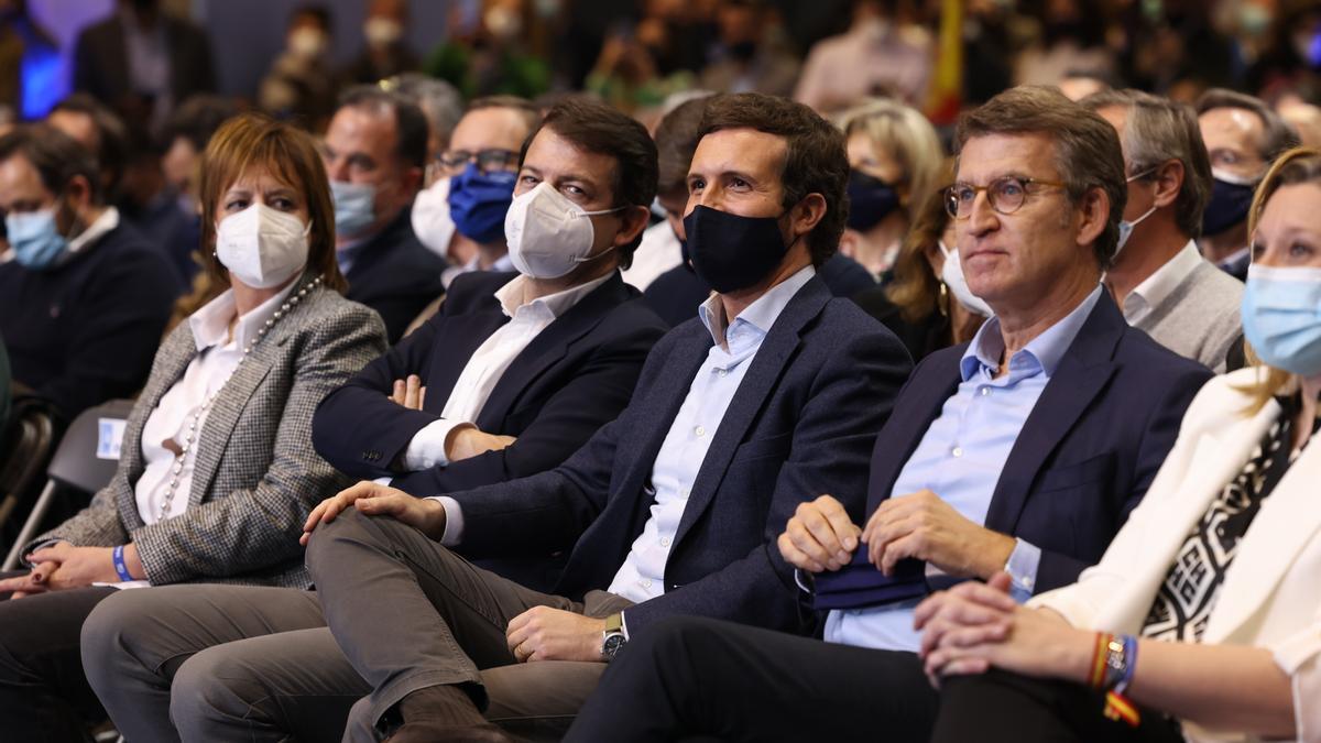 (I-D) El candidato del PP a la presidencia de CyL, Alfonso Fernández Mañueco; el presidente del PP, Pablo Casado y el presidente de la Xunta, Alberto Núñez Feijoo, en la Feria de Muestras de Valladolid donde se celebra el cierre de campaña del PP.