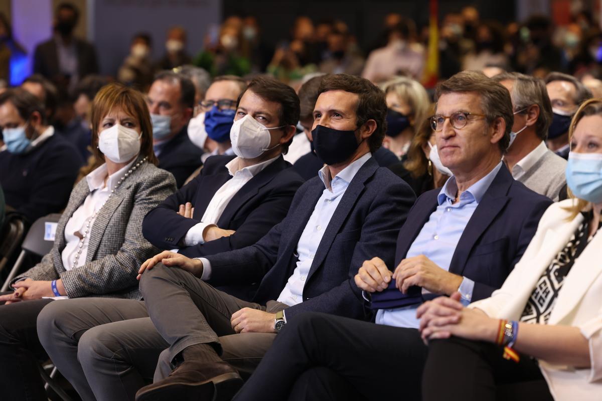 (I-D) El candidato del PP a la presidencia de CyL, Alfonso Fernández Mañueco; el presidente del PP, Pablo Casado y el presidente de la Xunta, Alberto Núñez Feijoo, en la Feria de Muestras de Valladolid donde se celebra el cierre de campaña del PP.